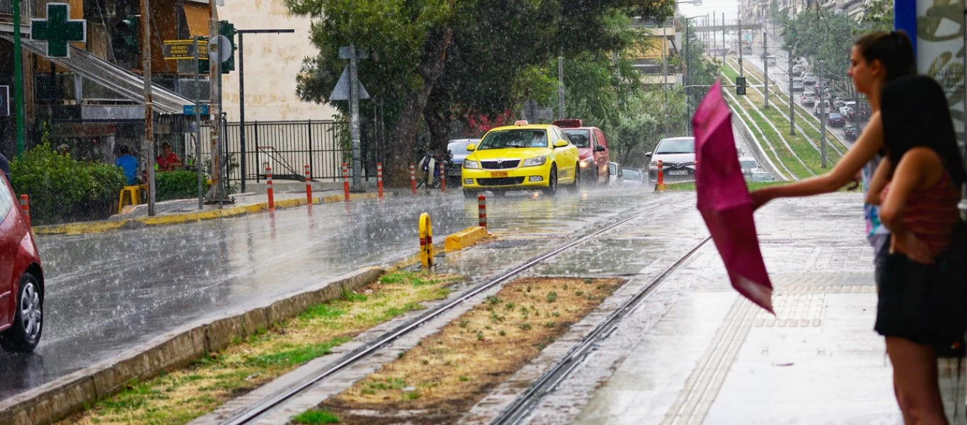 Σαββατοκύριακο με συννεφιές και βροχές - Ραγδαία βελτίωση και καλοκαιρινές θερμοκρασίες από Δευτέρα